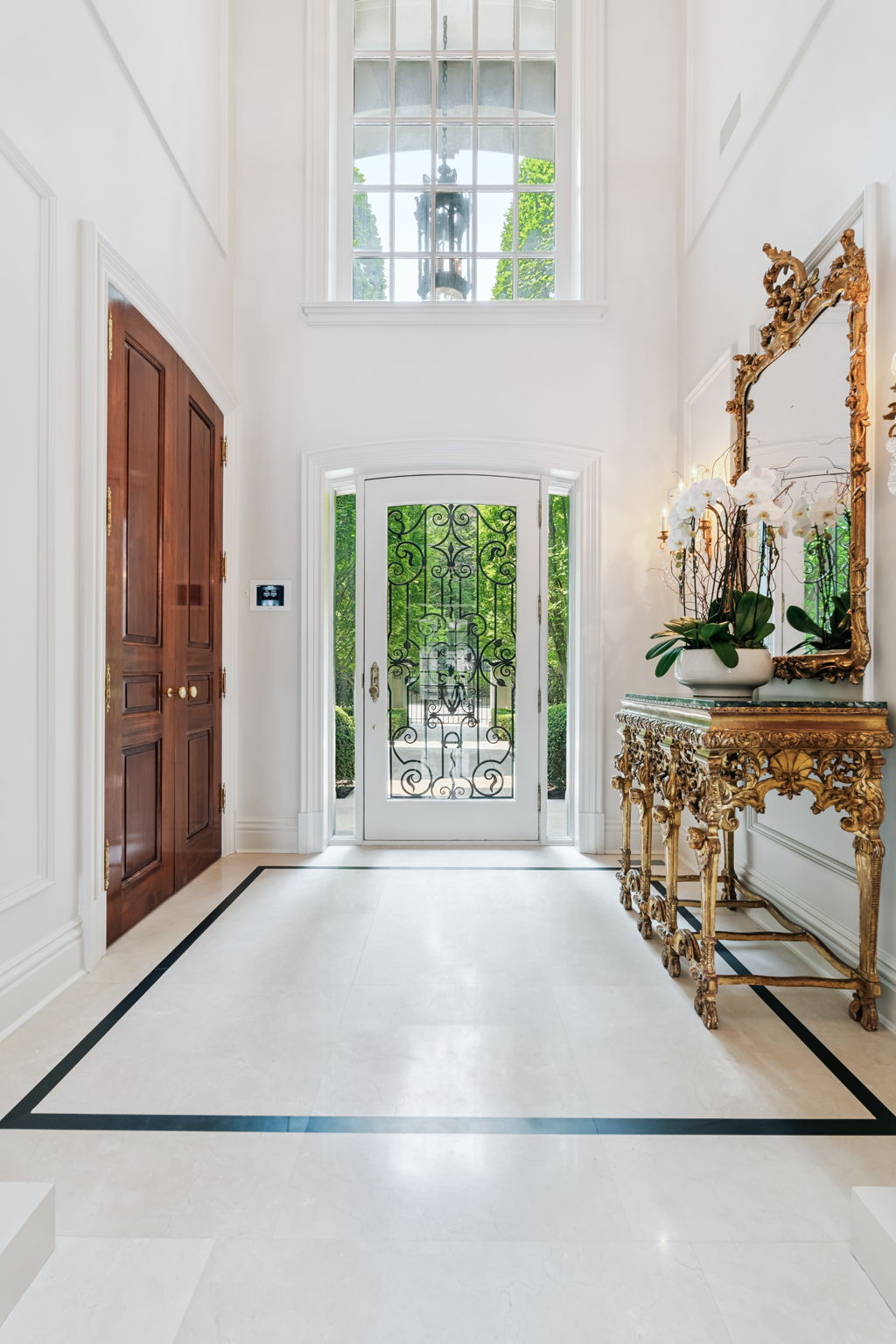 42 Burton - Grand Foyer