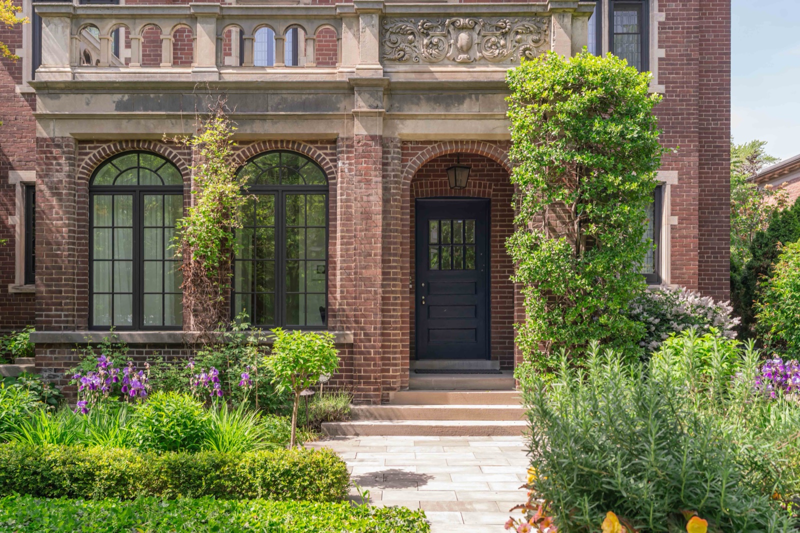 10 McKenzie - Heritage brick facade