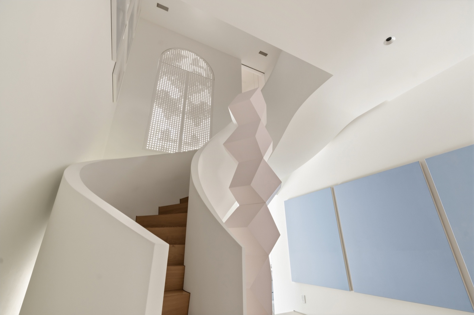 10 McKenzie - Sculptural staircase by gh3